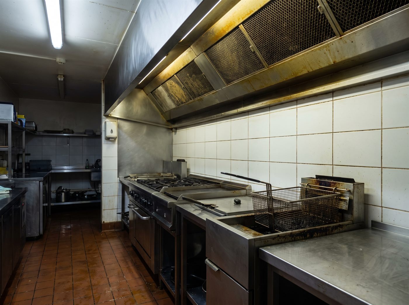 Hotă de inox acoperită de grăsime arsă, pardoseală lipicioasă, rosturi îmbâcsite